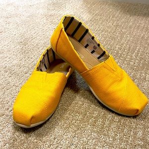 Toms yellow heritage canvas slides
